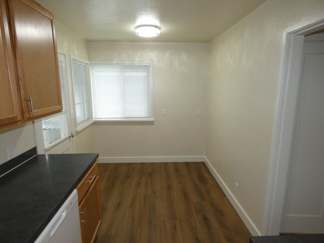 Building Photo - 330 E 6th St