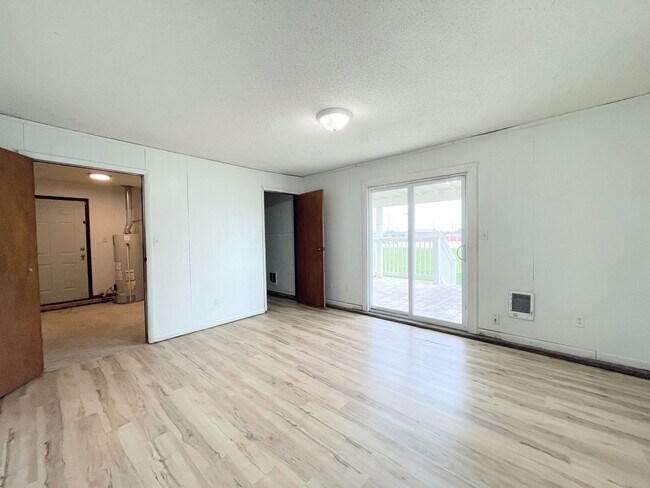 Building Photo - 3 Bed, 2 Bath in South Hutchinson