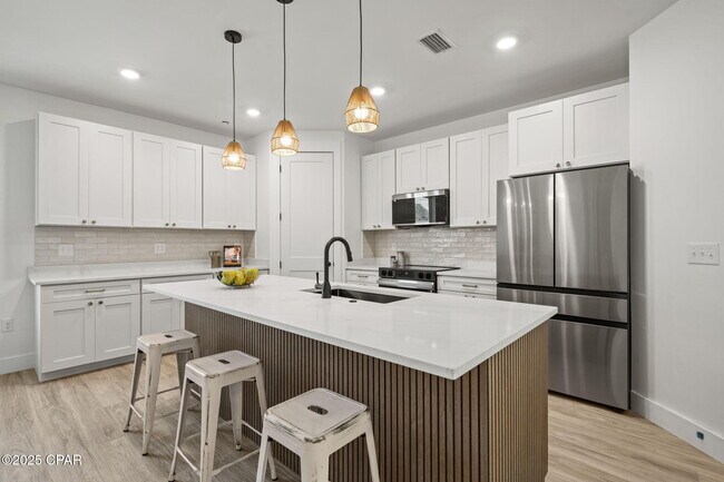 Building Photo - 145 Manistee Dr