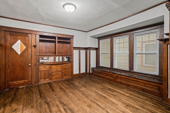 Building Photo - Oakland Upper Flat near campus