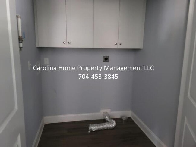 Building Photo - 555 Park Cir