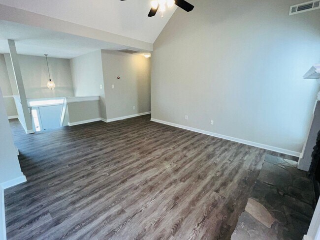 Building Photo - Northgate district! 4 bed/2.5 full bath, newly renovated, large lot, approx 2500 sqft, 2 car gara...