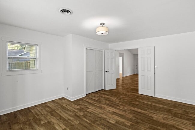 Building Photo - 3 Bedroom Home in Wilmington with a fenced yard and garage!