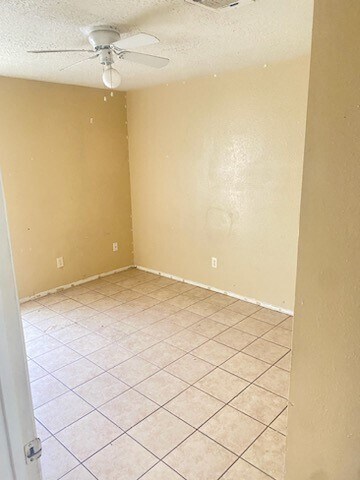 Building Photo - 1715 Meadow Green Dr