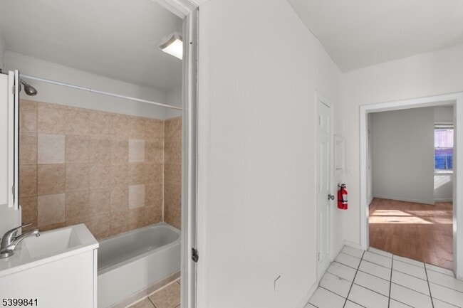 Building Photo - 84 Washington Pl