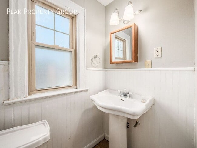 Building Photo - 1425 Northwest Blvd