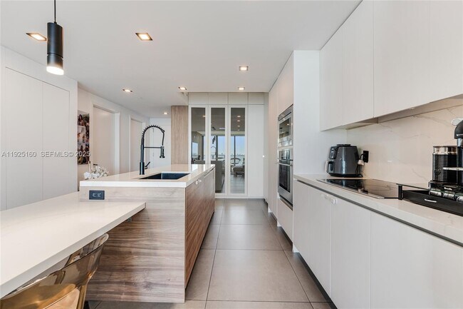 Building Photo - 460 NE 28th St