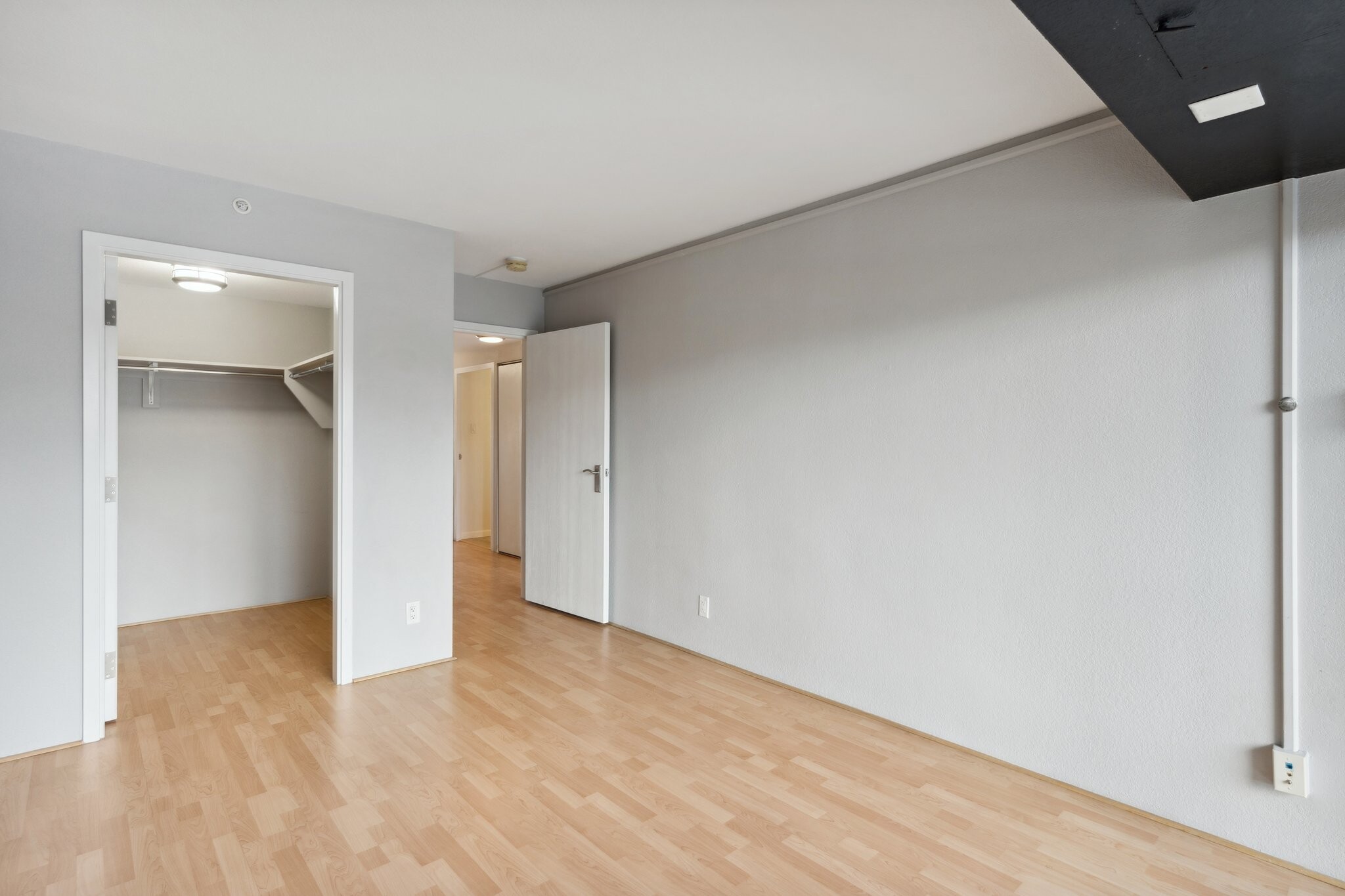 North bedroom with walk-in closet - 417 E Kiowa St