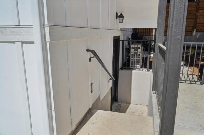 Building Photo - 2 bedroom in Seattle WA 98117