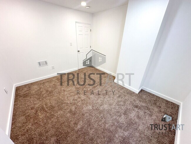 Building Photo - 5013 Parrish St