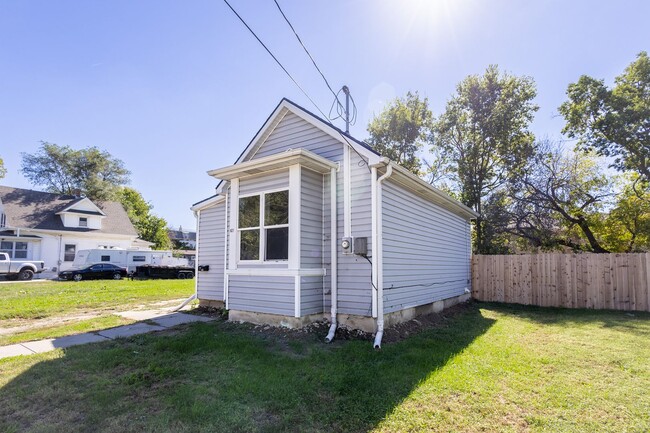 Building Photo - Bright and Inviting 2 Bed/2 Bath House!