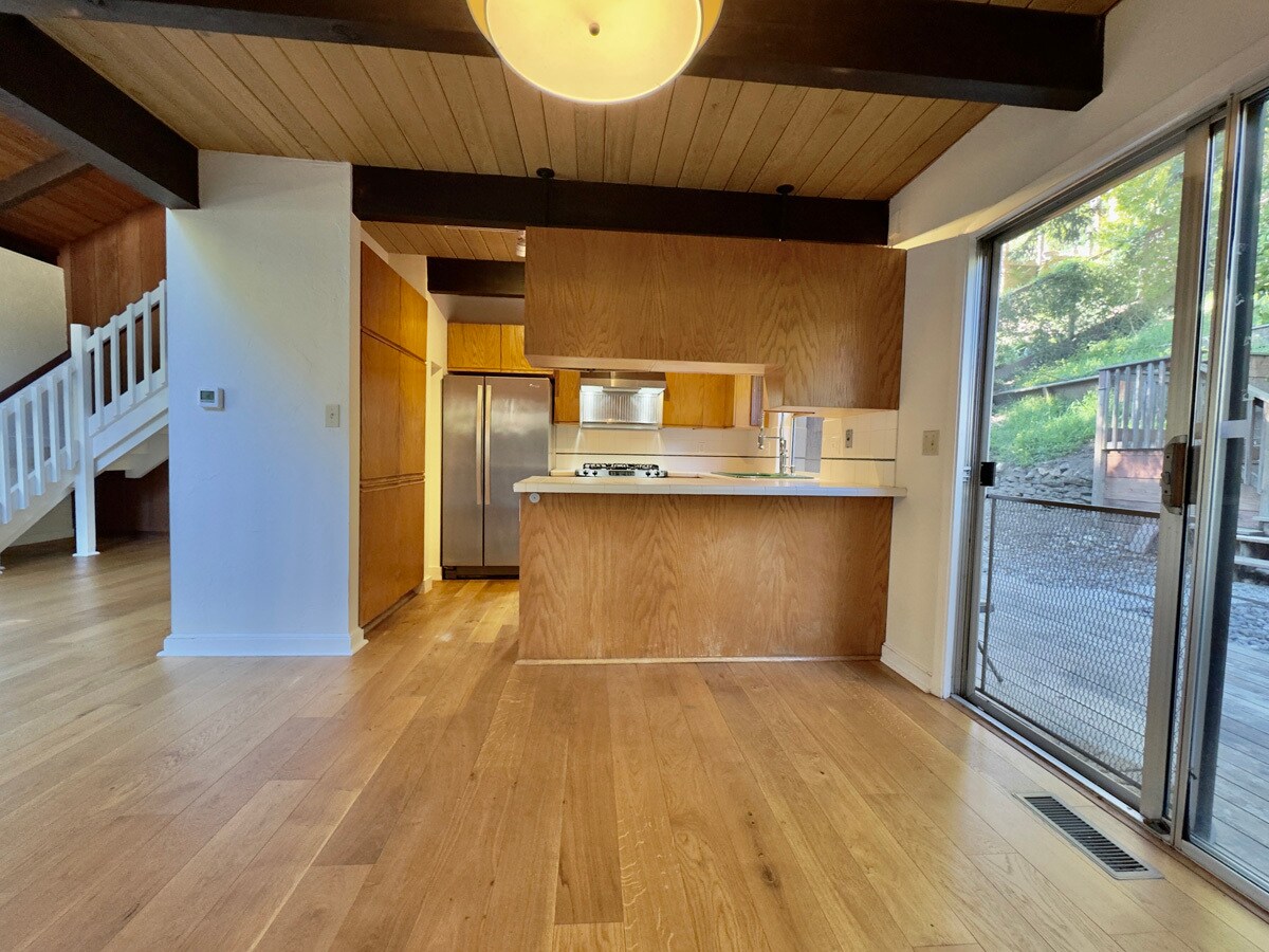 Building Photo - 6583 Valley View Rd