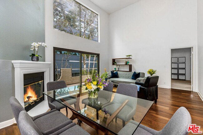 Primary Photo - 1633 S Bentley Ave