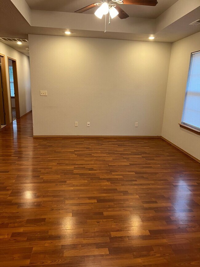 Building Photo - 3 bedroom, 2 bathroom, 2 car garage duplex in Republic