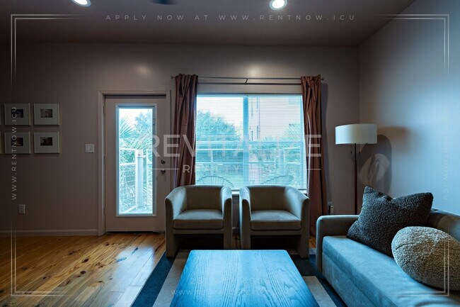 Building Photo - Fully Furnished Townhome w/ Private Garage