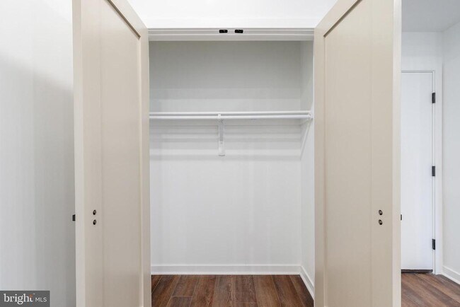 Building Photo - 608 S American St