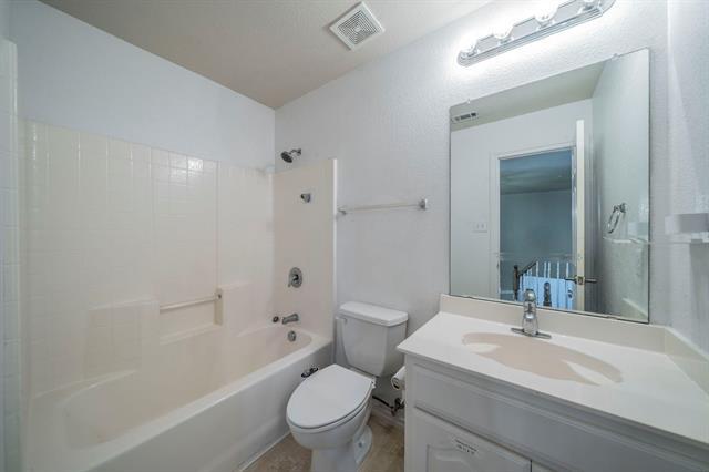 Building Photo - 7042 Hedgebrook