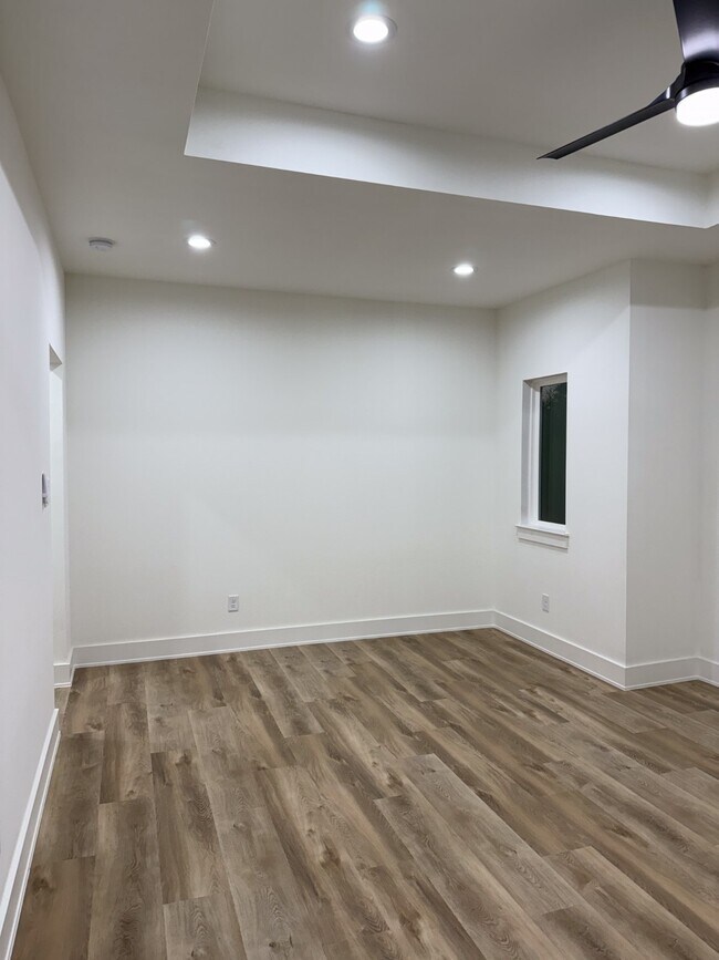 Building Photo - 9005 Comal St