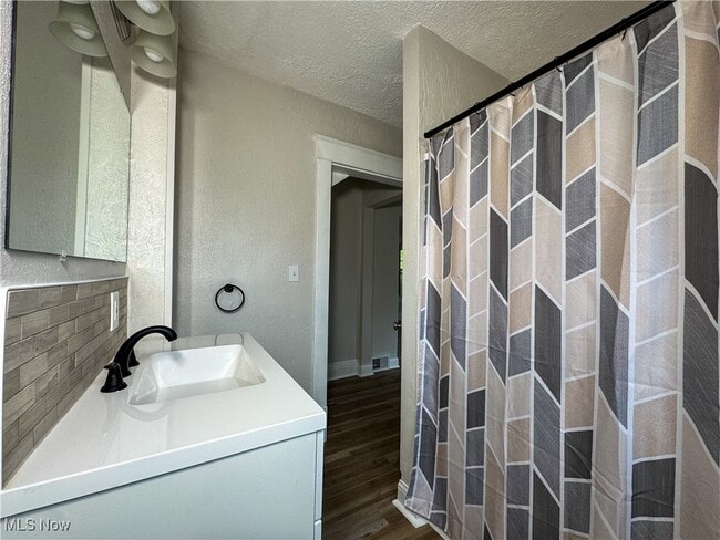 Building Photo - 2957 Greenfield Ave