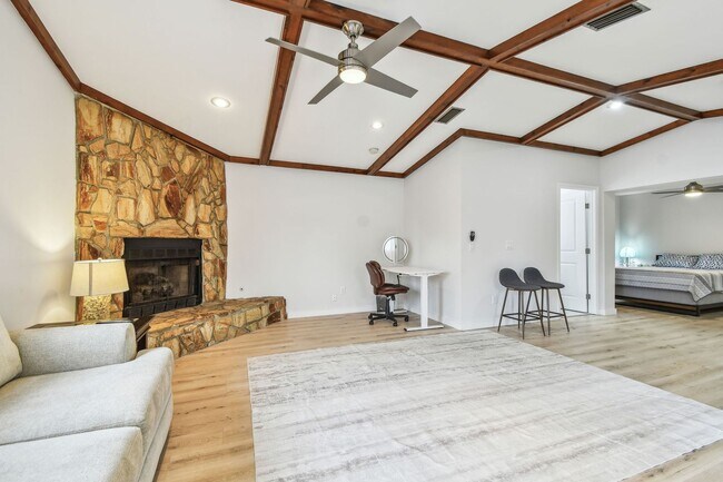 Building Photo - 2 Bedroom 2bathroom with Bonus Room in St....