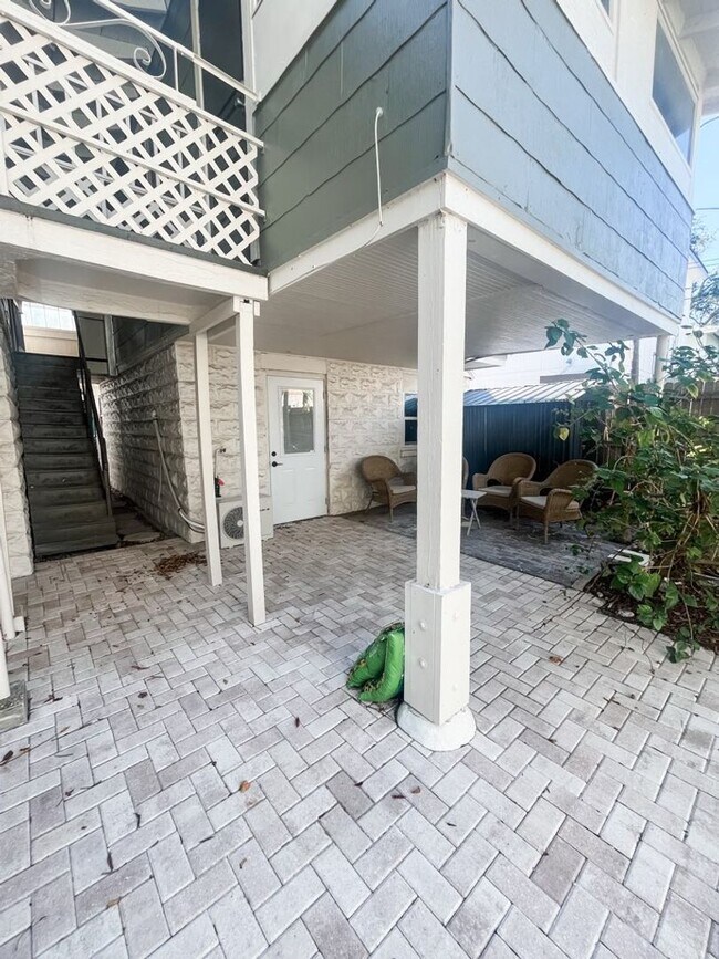 Building Photo - MOVE IN SPECIAL !! COZY 1/1  CONVENIENTLY LOCATED CLOSE TO DOWNTOWN ST. PETERSBURG