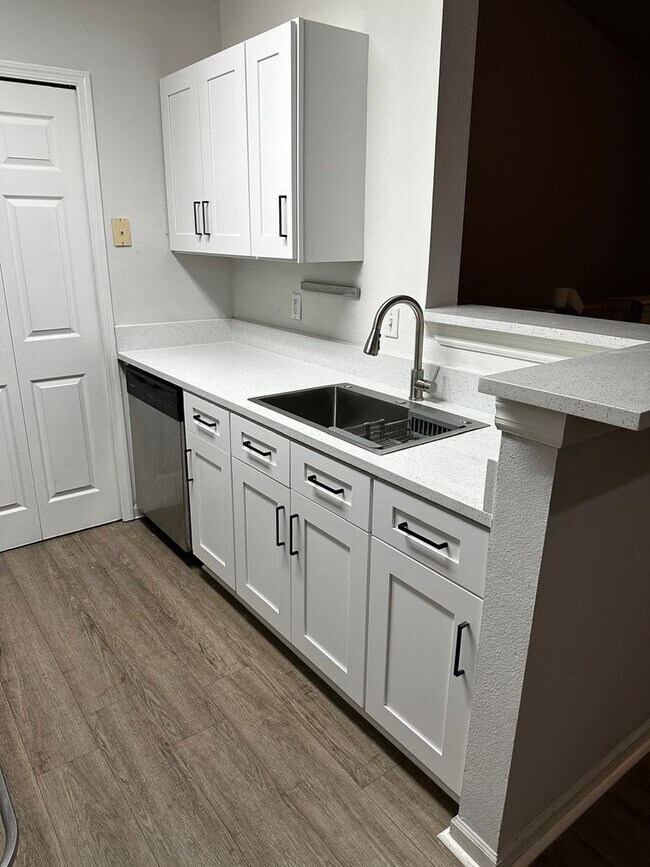 Building Photo - Beautiful and very large 2 bedrooms and 2 full baths Condo