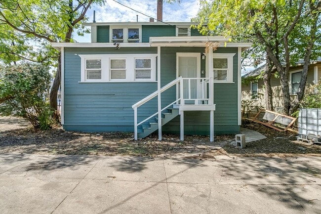 Building Photo - Large Newly Remodeled Home in Historic Fai...