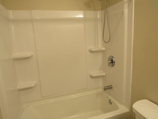 Building Photo - Londonderry 3 Bedroom Available NOW for Rent!