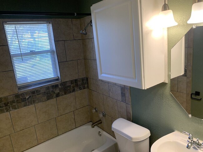 Building Photo - 212 E Valley Rd