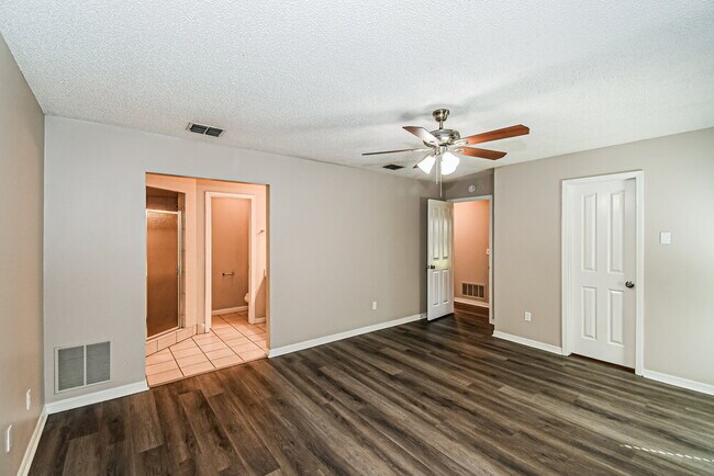 Building Photo - 810 Hardwood St