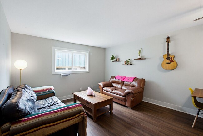 Building Photo - 2 Bed 1 Bath Condo by UT and CapMetro Stop