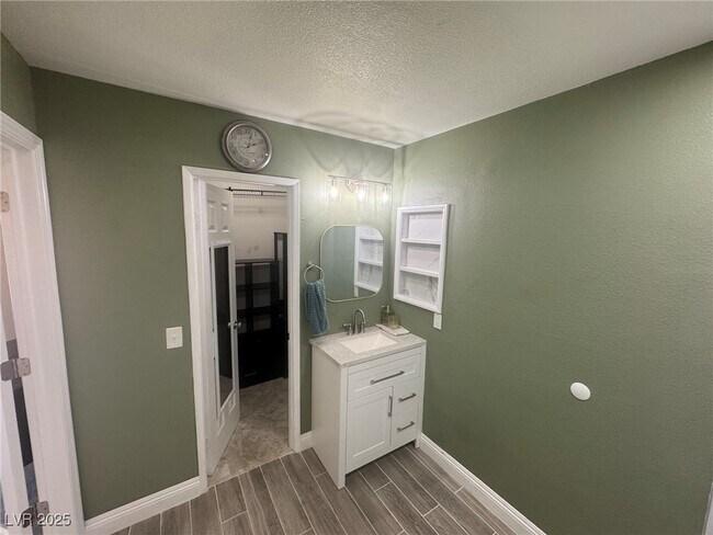 Building Photo - 6224 Miraloma St