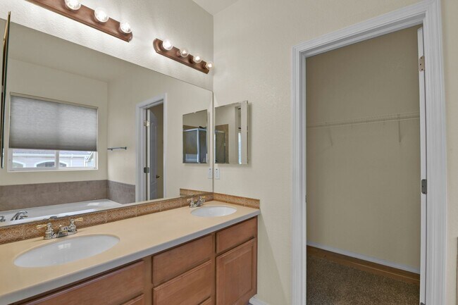 Building Photo - Ranch style home with 6 Bedrooms - 3 Bathrooms - 2 Car Garage - $2,650!