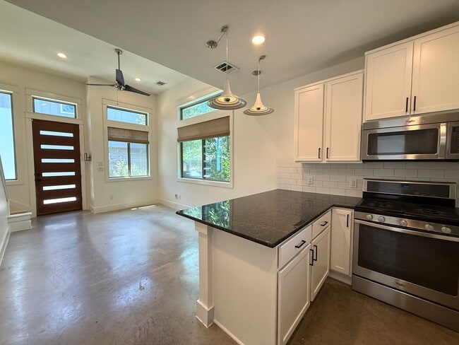 Building Photo - Gorgeous & modern free-standing home in ‘02!