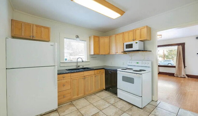 Building Photo - "Charming 2-Bedroom Retreat with Hardwood ...