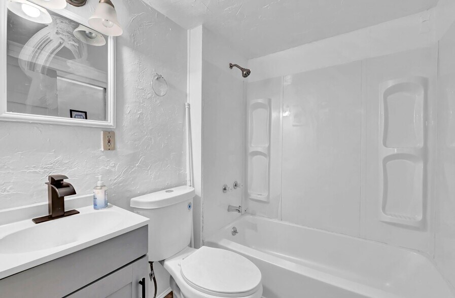 Building Photo - 427 E 156th St