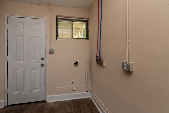 Building Photo - $950 - 3 bed/1 bath single-family home for rent, all electric! - Section 8 welcome!