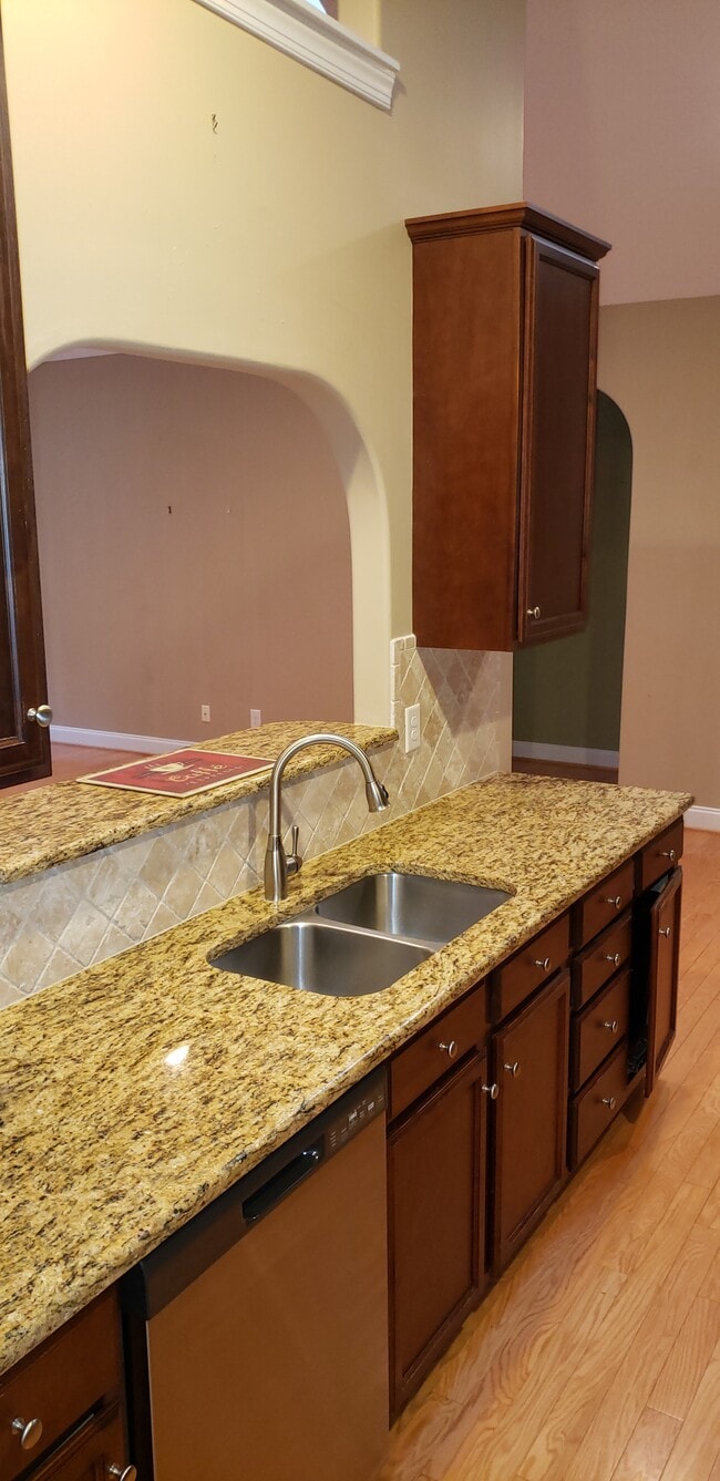 Building Photo - 315 St Nicholas Trail