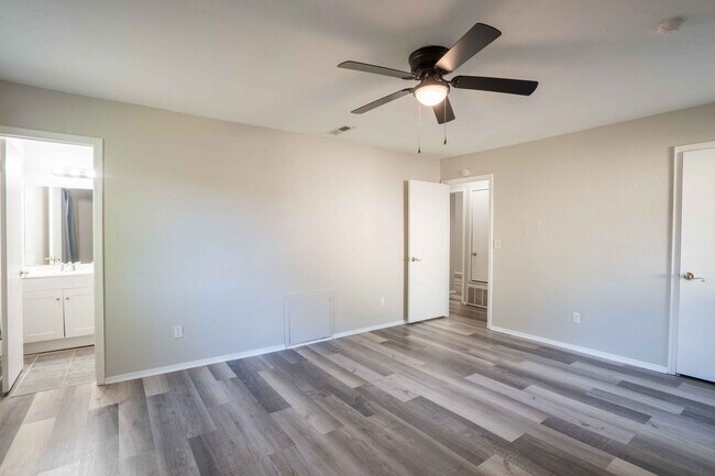 Building Photo - ***NEW LOWERED PRICE*** 3 Bed / 2 Bath / Near Tulsa Arts District / $1750