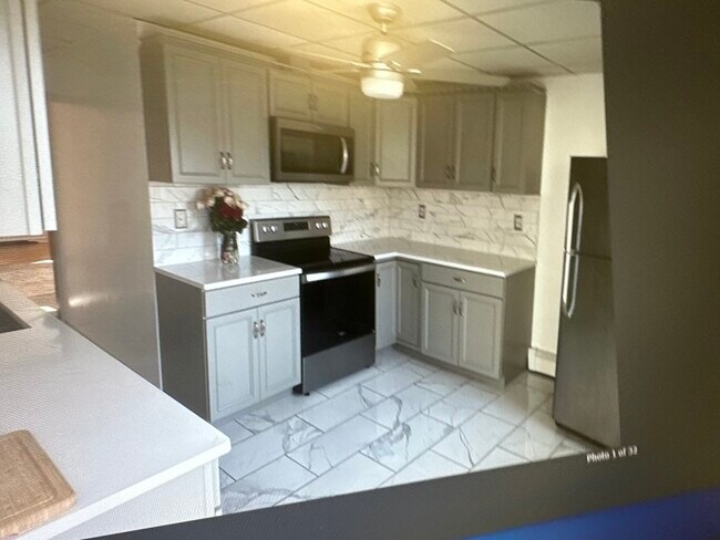 Primary Photo - 66-68 Hillberg Ave
