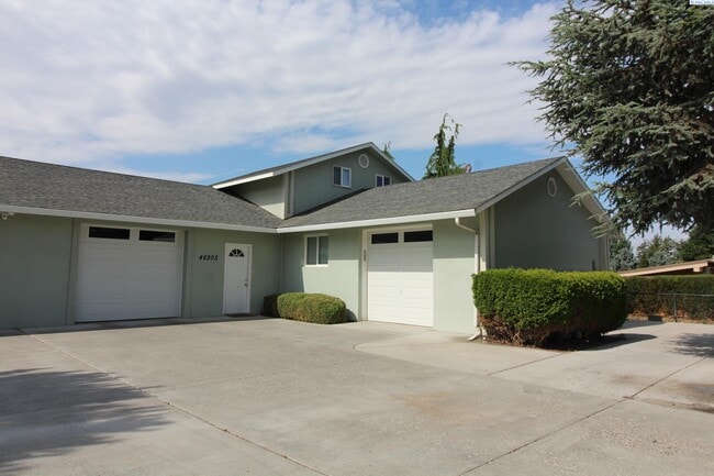 Primary Photo - 3 bed, 2 bath attached House on Pasco River