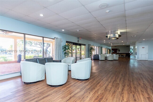 Building Photo - 505 Briarwood Cir