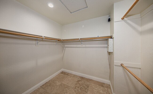 Building Photo - Beautiful 4 Bedroom Home on Cul-de-sac