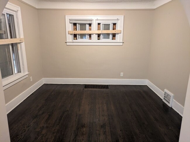 Building Photo - 3BR Colonial - Hardwoods/Decorative Fireplace - Detroit - 48204