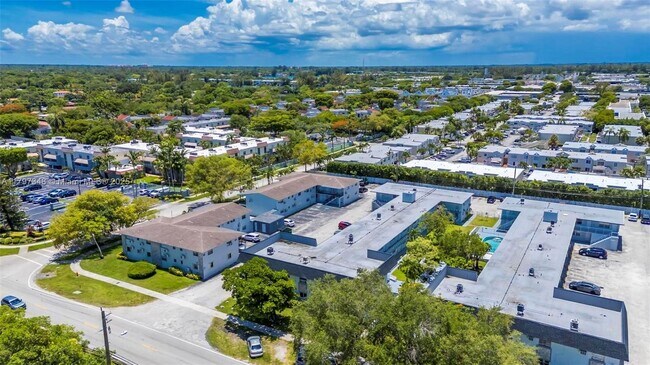 Building Photo - 4590 SW 67th Ave