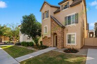 Building Photo - Charming Gilbert Home in The Gardens Community!