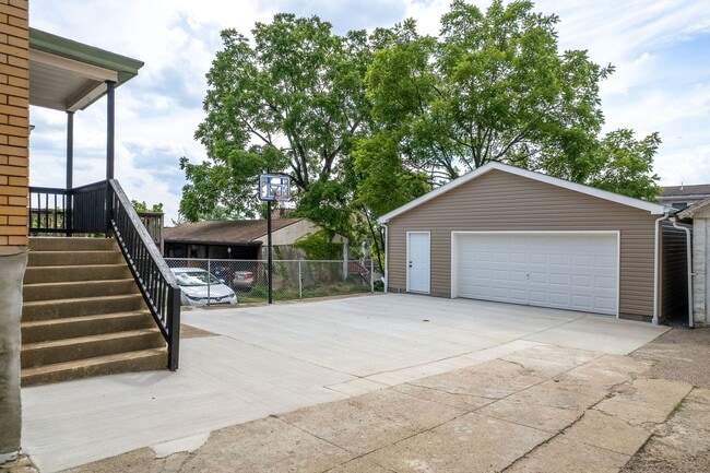 Building Photo - Beautiful 5 Bedroom, 2 Bathroom in Mt.Lebanon- Original Hardwood Floors and Garage