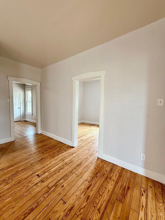 Building Photo - 37 N Kinzer Rd