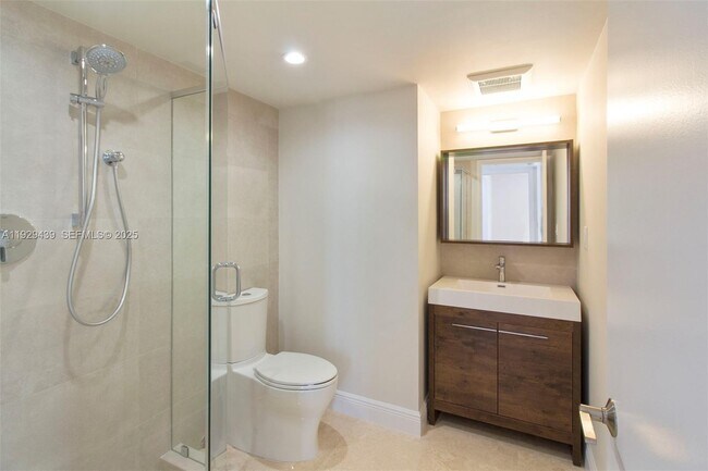 Building Photo - 2555 Collins Ave