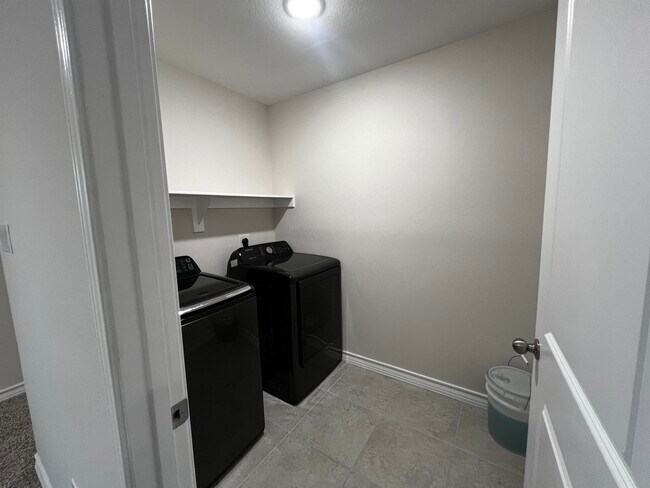 Building Photo - 5626 Encanto Dr